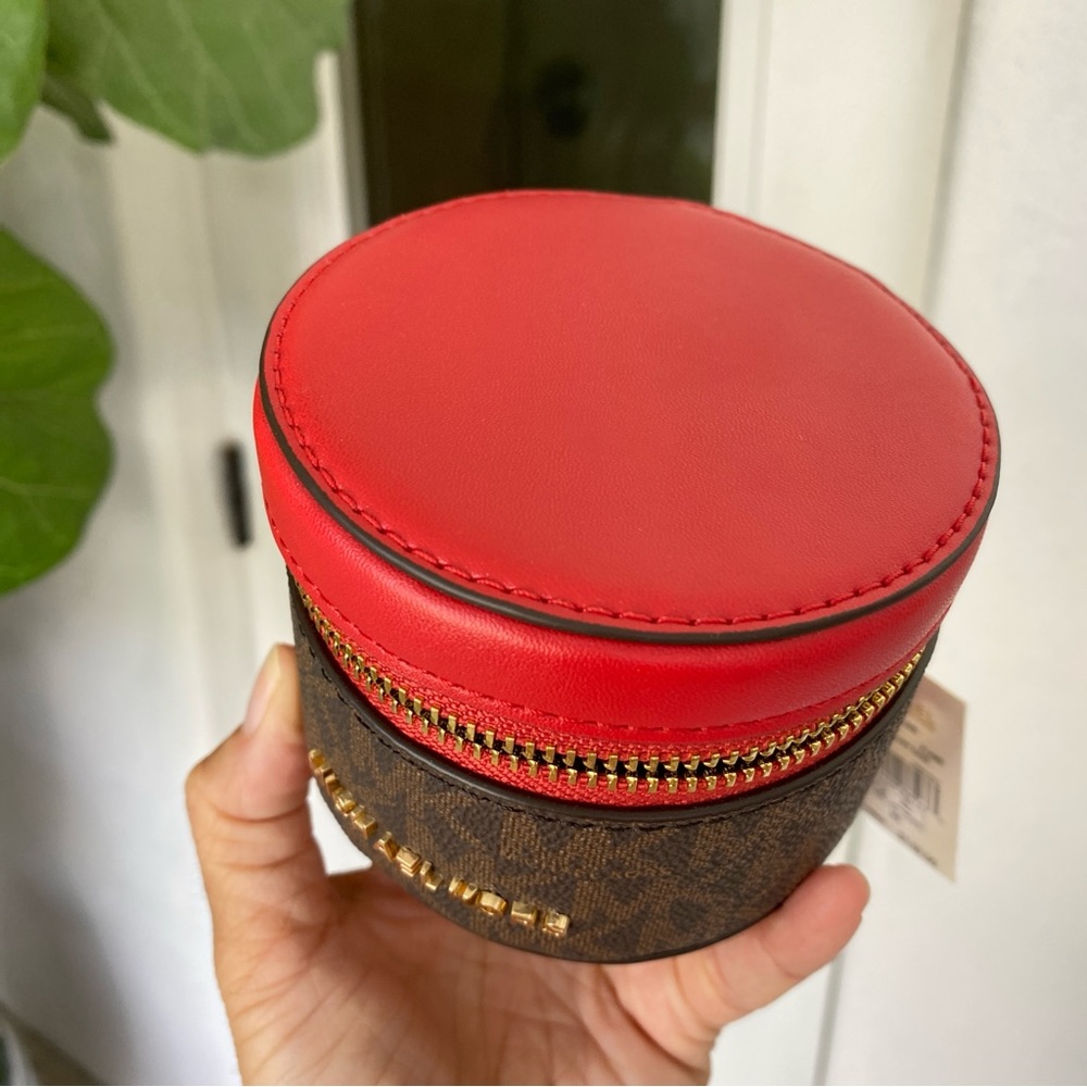 Limited‼️ Michael Kors jewelry box in red - Picture 2 of 10
